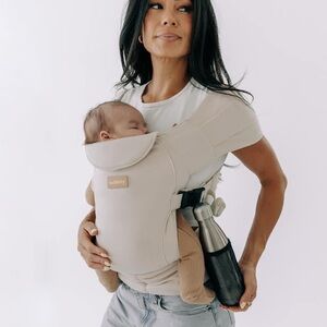 NWOT Tushbaby Pearl Carrier